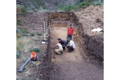 Arqueólogos del CSIC en el asentamiento de Candín