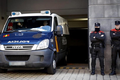 El furgón de la Policía con los cinco acusados de una supuesta violacion en San Fermín 2016 abandona el Palacio de Justicia de Navarra.