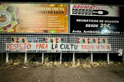 Una de las pancartas contra Felipe Llamazares colocadas esta noche en León. DL