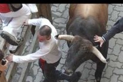 El octavo y último encierro de las fiestas de San Fermín, protagonizado por seis toros de la ganadería de Juan Pedro Domecq, ha sido rápido y emocionante, con carreras cerca de las astas de los toros.