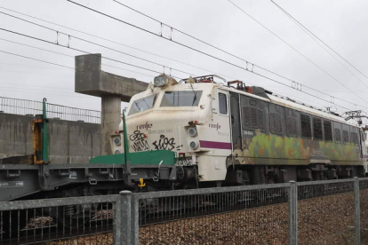 Un tren de mercancías circula en doble composición, en las inmediaciones de León, con destino a Asturias.