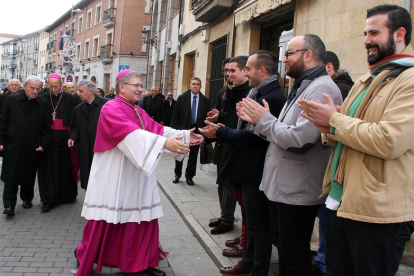 El nuevo obispo saluda camino de la Catedral