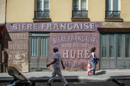 Dos franceses caminan por las calles de París. CHRISTOPHE PETIT TESSON
