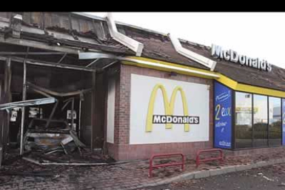 Los restaurantes, sobre todo de multinacionales, también han sido objeto de ataques como este McDonalds de Cobeil.
