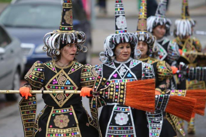 ‘Aquelarre de color’, de la peña La Corona, ganó entre los grupos grandes. L. DE LA MATA