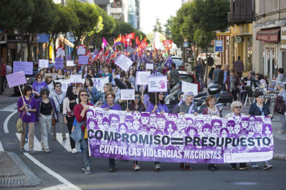 Manifestación de denuncia en León por el incumplimiento del compromiso económico que impedía la creación del pacto de estado contra la violencia de género en mayo del año pasado . FERNANDO OTERO PERANDONES