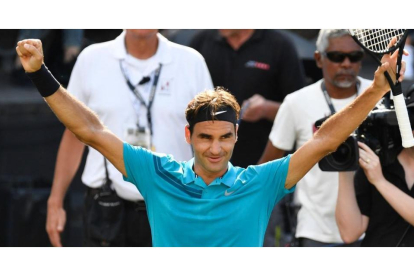 Roger Federer celebra su victoria en Stuttgart.