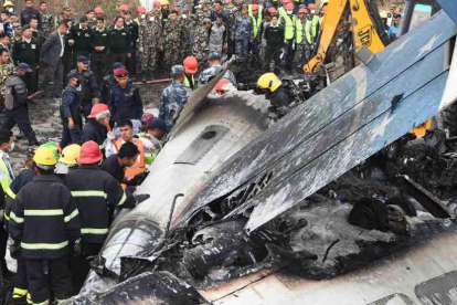 Al menos 49 personas han muerto y 22 resultaron heridas al estrellarse hoy una avión de la línea bangladeshí US-Bangla.