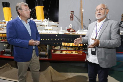 El alcalde Antonio Silván y Jesús Ferreiro, presidente de la Fundación Titanic, ante la mayor maqueta del trasatlántico. RAMIRO