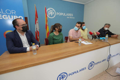 Morala, Coehlo, Fernández, Vélez y Valcarce, ayer, en la comparecencia en la sede del PP. L. DE LA MATA