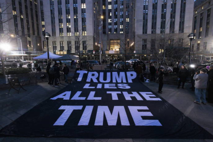 Un cartel gigante en una calle de Nueva York en el que se puede leer Trump miente todo el tiempo. JUSTIN LANE