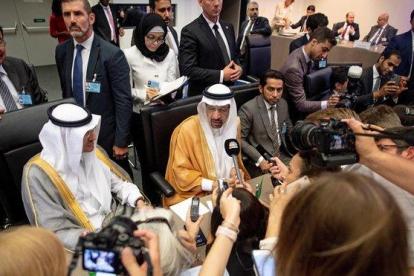 El ministro saudi de Energia  Khalid al-Falih (en el centro) atiende a los medios durante una reunión de la Organización de Paises Exportadores de Petroleo (OPEP).