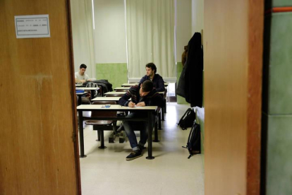 Varios alumnos en una clase de la Facultad de Minas