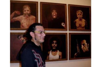 El artista leonés Pablo García posa junto a una de sus obras