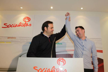 Tino Rodríguez levanta el brazo de Cendón, su sucesor tras su triunfo en la segunda vuelta de las primarias del PSOE.