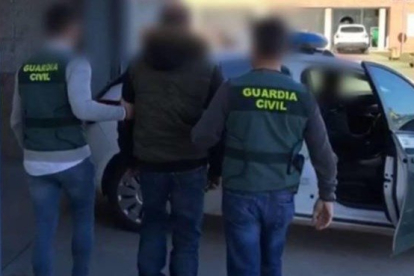 La Guardia Civil practica una detención en una operación en León. GUARDIA CIVIL