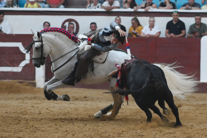 El rejoneador Diego Ventura con su segundo toro en el primer festejo de la Feria de San Juan y San Pedro, este sábado en León. EFE/J.CASARES