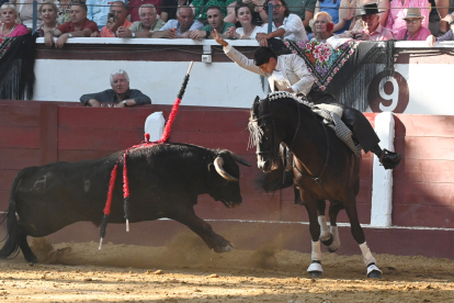 La rejoneadora gala Lea Vicens con su segundo toro en el primer festejo de la Feria de San Juan y San Pedro, este sábado en León. EFE/J.CASARES