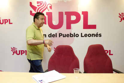 Luis Mariano Santos, secretario general de la UPL, ayer a su llegada al Consejo General para decidir el pacto. FERNANDO OTERO