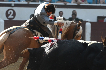 El rejoneador Diego Ventura con su segundo toro en el primer festejo de la Feria de San Juan y San Pedro, este sábado en León. EFE/J.CASARES