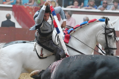 El rejoneador Diego Ventura con su primer toro en el primer festejo de la Feria de San Juan y San Pedro, este sábado en León. EFE/J.CASARES