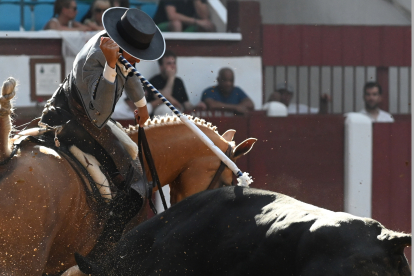 El rejoneador Diego Ventura con su primer toro en el primer festejo de la Feria de San Juan y San Pedro, este sábado en León. EFE/J.CASARES