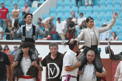 Los rejoneadores Diego Ventura y Lea Vicens salen a hombros en el primer festejo de la Feria de San Juan y San Pedro, este sábado en León. EFE/J.CASARES