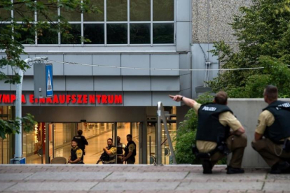 Policías desplegados en los alrededores del centro comercial atacado en Múnich.