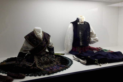 Traje completo de charrina, niña de Salamanca, de principios del siglo XX y traje de mocín de La Alberca, de finales del siglo XIX. Destacan los bordados y las filigranas.