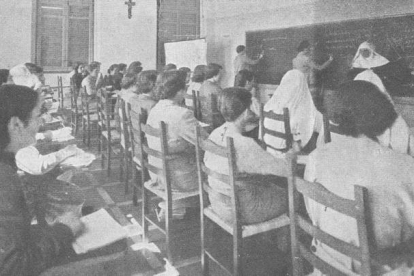 Un grupo de mujeres en clase en el Colegio de la Asunción, fundado con el objetivo de dar formación a las mujeres y fomentar su igualdad. FOTO CEDIDA POR EL COLEGIO DE LA ASUNCIÓN