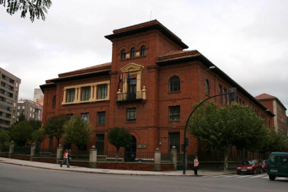Edificio de La Normal, donde generaciones de maestros y maestras cursaron los estudios de Magisterio. LUCÍA
