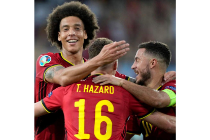 Los belgas felicitan a Thorgan Hazard por su gol ante Portugal. HUGO DELGADO