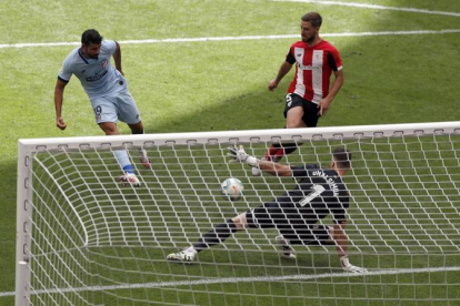 El delantero del Atlético de Madrid Diego Costa dispara ante el portero del Ahtelic Unai Simón en un partido de junio de 2020. UNAI TEJIDO