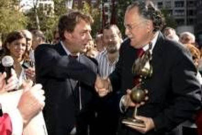 García-Prieto entrega la réplica del gallo de San Isidoro al alcalde bilbaíno