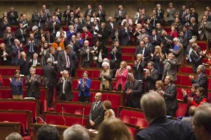 Los parlamentarios franceses aplauden tras el voto a favor del Estado palestino, este martes en París.