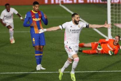 El delantero del Real Madrid Karim Benzema celebra el primer gol de su equipo ante el Barcelona en el partido disputado en las instalaciones de Valdebebas. JUANJO MARTÍN