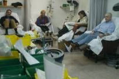 Pacientes oncológicos durante la aplicación de tratamientos en el hospital, en una foto de archivo