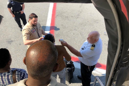 Pasajeros del vuelto de Emirates puesto en cuarentena siendo exhaminados en el aeropuerto de Nueva York