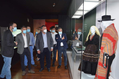 El presidente de la Diputación durante su visita al museo Mitle de Valencia de Don Juan. MEDINA