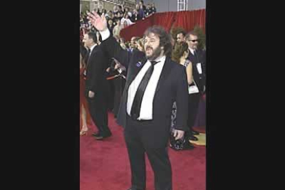 Peter Jackson saluda a sus seguidores antes de entrar en el auditorio.