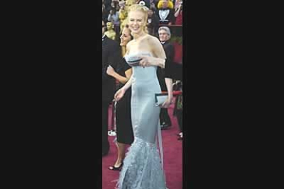 Nicole Kidman acudió sola y vestida de azul.