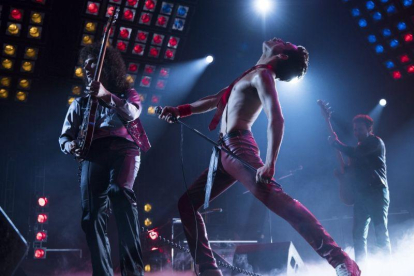 Una imagen del filme Bohemian Rhapsody con la banda en pleno concierto.