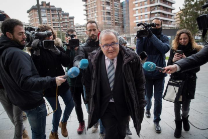 El presidente de Osasuna, Luis Sabalza (c), a su llegada este lunes al Palacio de Justicia de Navarra. VILLAR LÓPEZ