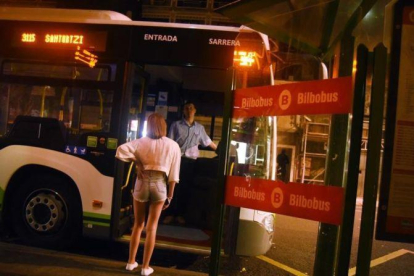 Una joven accede, en Bilbao, a un autobús que dispone de paradas a demanda para mujeres no acompañadas.