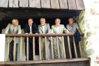 Luis Mateo Díez, José Manuel Blecua, Salvador Gutiérrez, José María Merino y Alfonso García, asomados a la Casa del Humo.