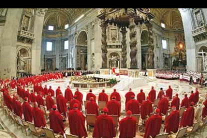 La misa, oficiada por el cardenal Joseph Ratzinger, ha contado con la presencia de los 114 cardenales electores.