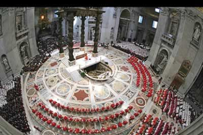 También han podido asistir normales ciudadanos que han asistido por primera vez a esta misa celebrada «para que el Señor ilumine a los cardenales a la hora de elegir al nuevo Papa».