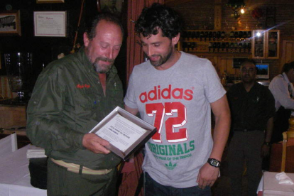 Tomás Gil entrega a Juanín García un diploma por su participación en el Encuentro Internacional.