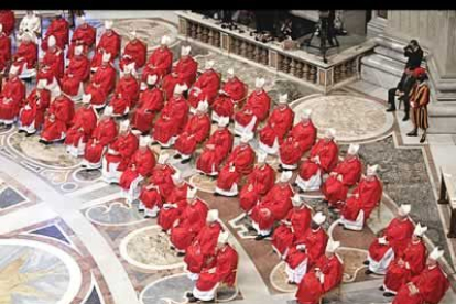 Posteriormente, hacia las 16:00 horas, los cardenales se acercarán en procesión a la Capilla Sixtina para comenzar las votaciones, donde realizarán el juramento de mantener el secreto.