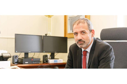 Xavier Flórez, en su despacho del Ministerio de Transportes, Movilidad y Agenda Urbana, en una imagen facilitada por el Mitma. DL
